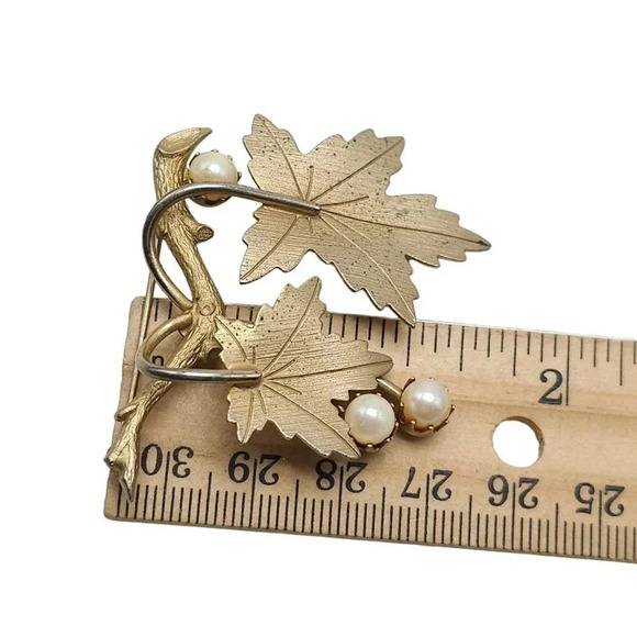 Sarah Coventry Vintage 1960's Gold Tone Grape Leaves and Pearls Brooch Pin - Picture 5 of 5